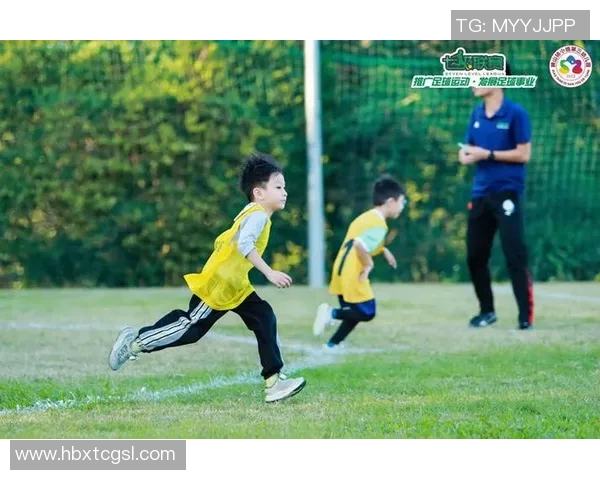 足球明星与儿子温馨互动视频展现亲子时光的快乐与感动 足球明星与儿子温馨互动视频展现亲子时光的快乐与感动