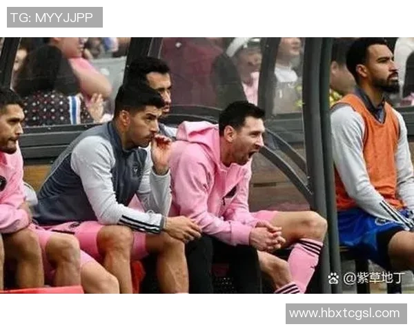 足球明星意外现身镜头瞬间引发热议精彩瞬间回顾与球迷互动的趣味时刻